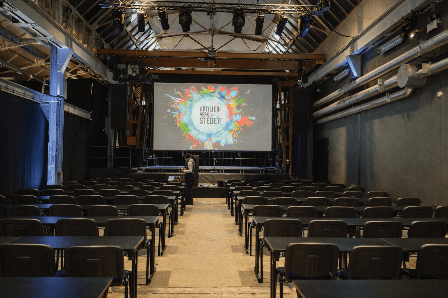 Storsalen — full konferanseoppsett sett bakfra