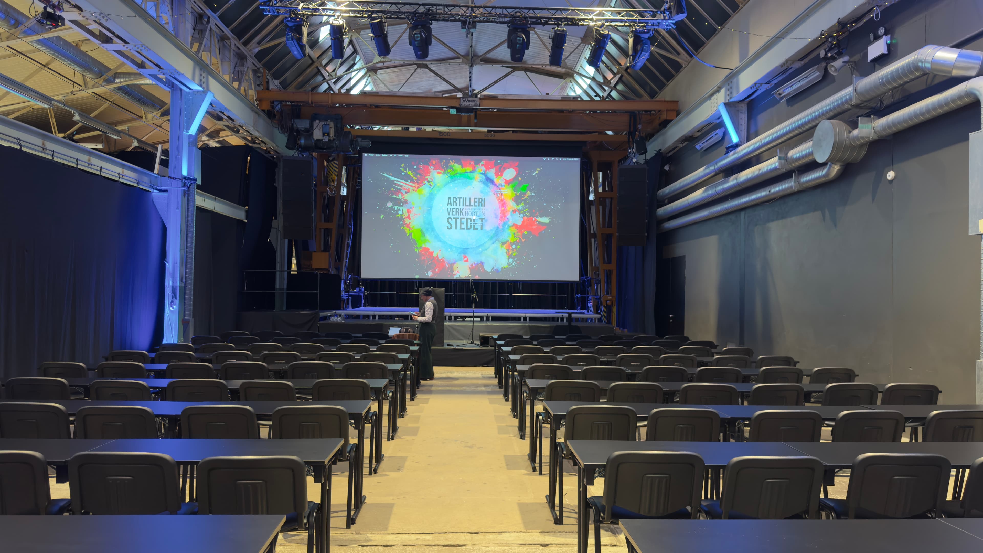 Storsalen klar for konferanse med scene og lerret