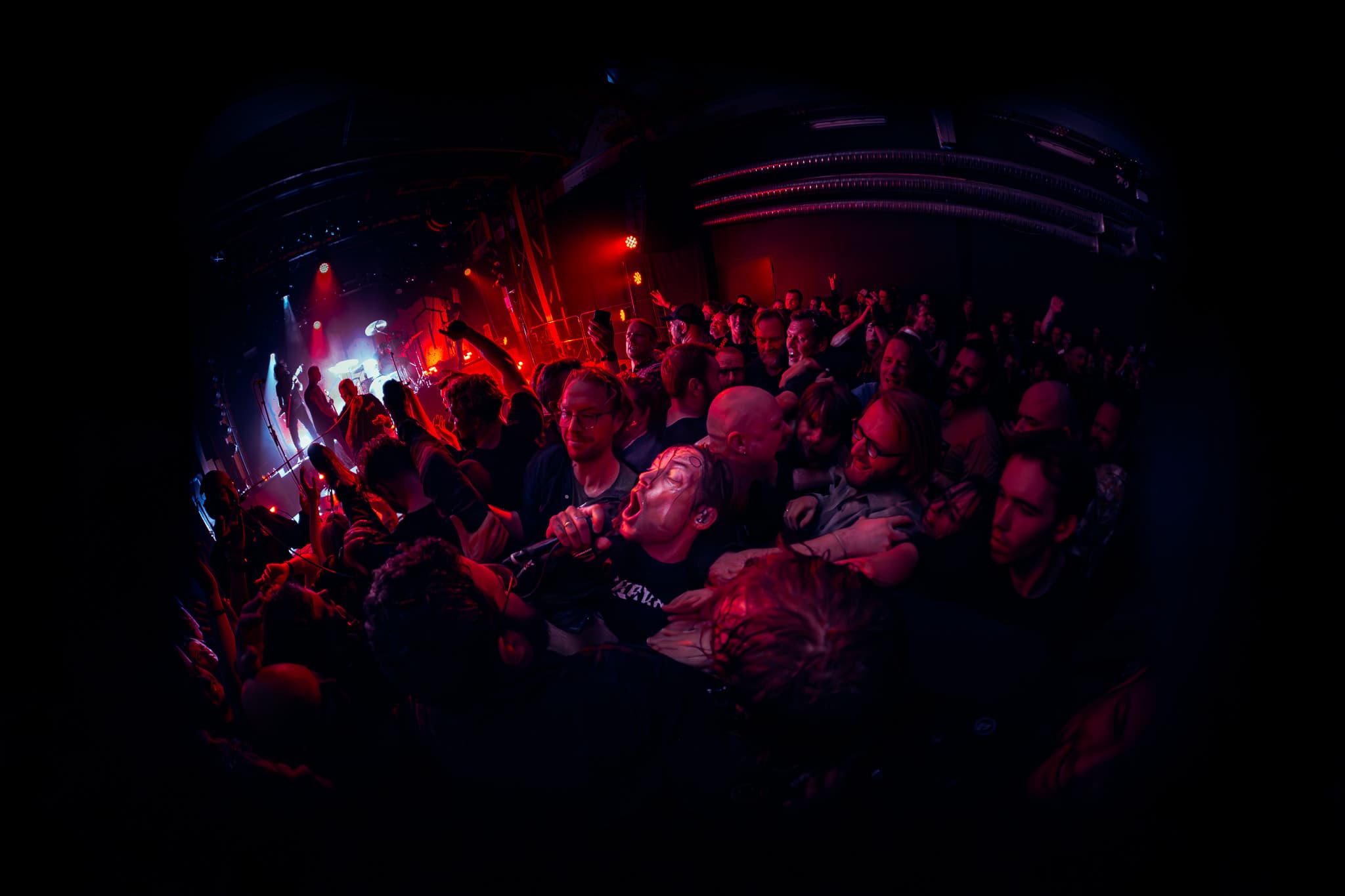 Rockekonserт — crowd surfing foran scenen