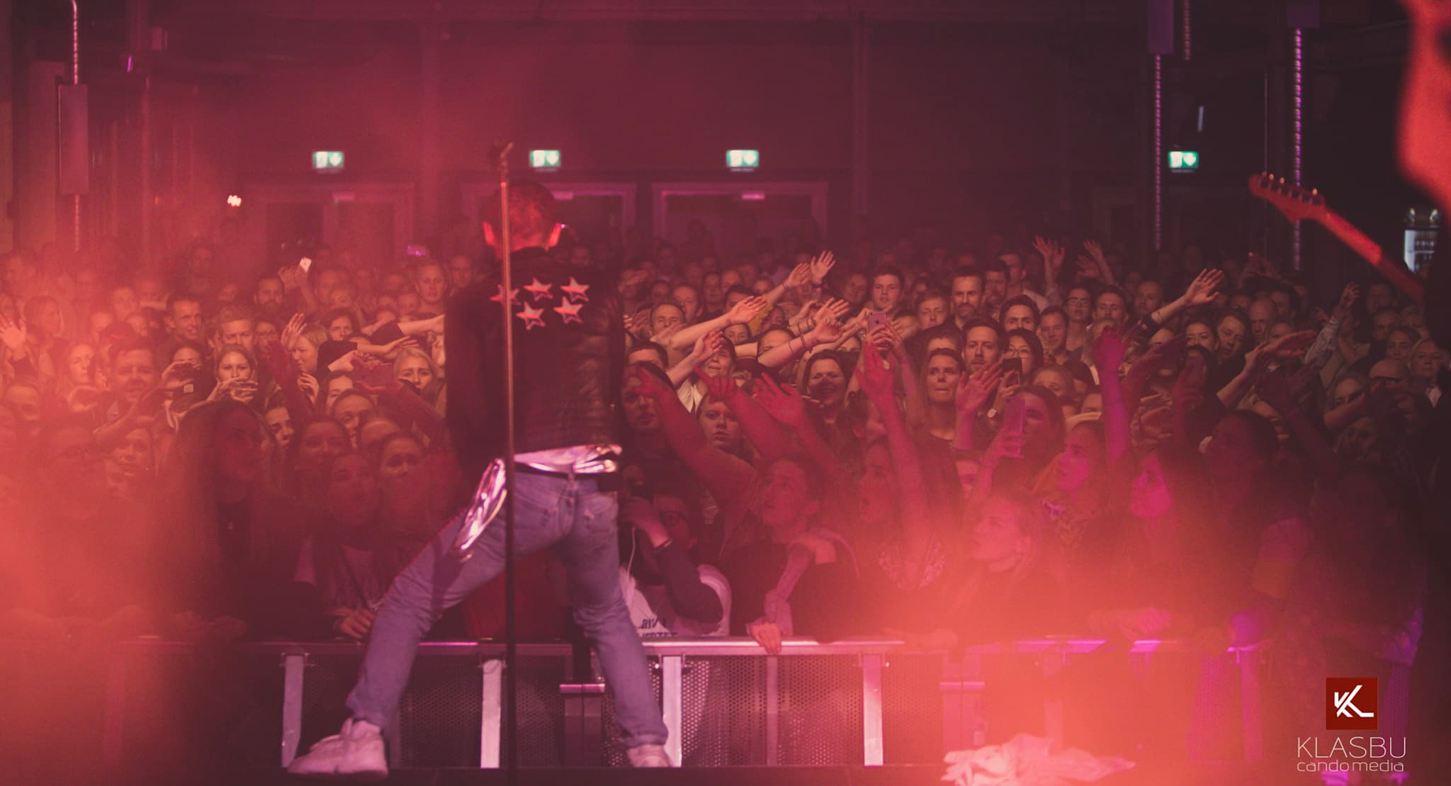 Sondre Justad med publikum og scene i bakgrunnen
